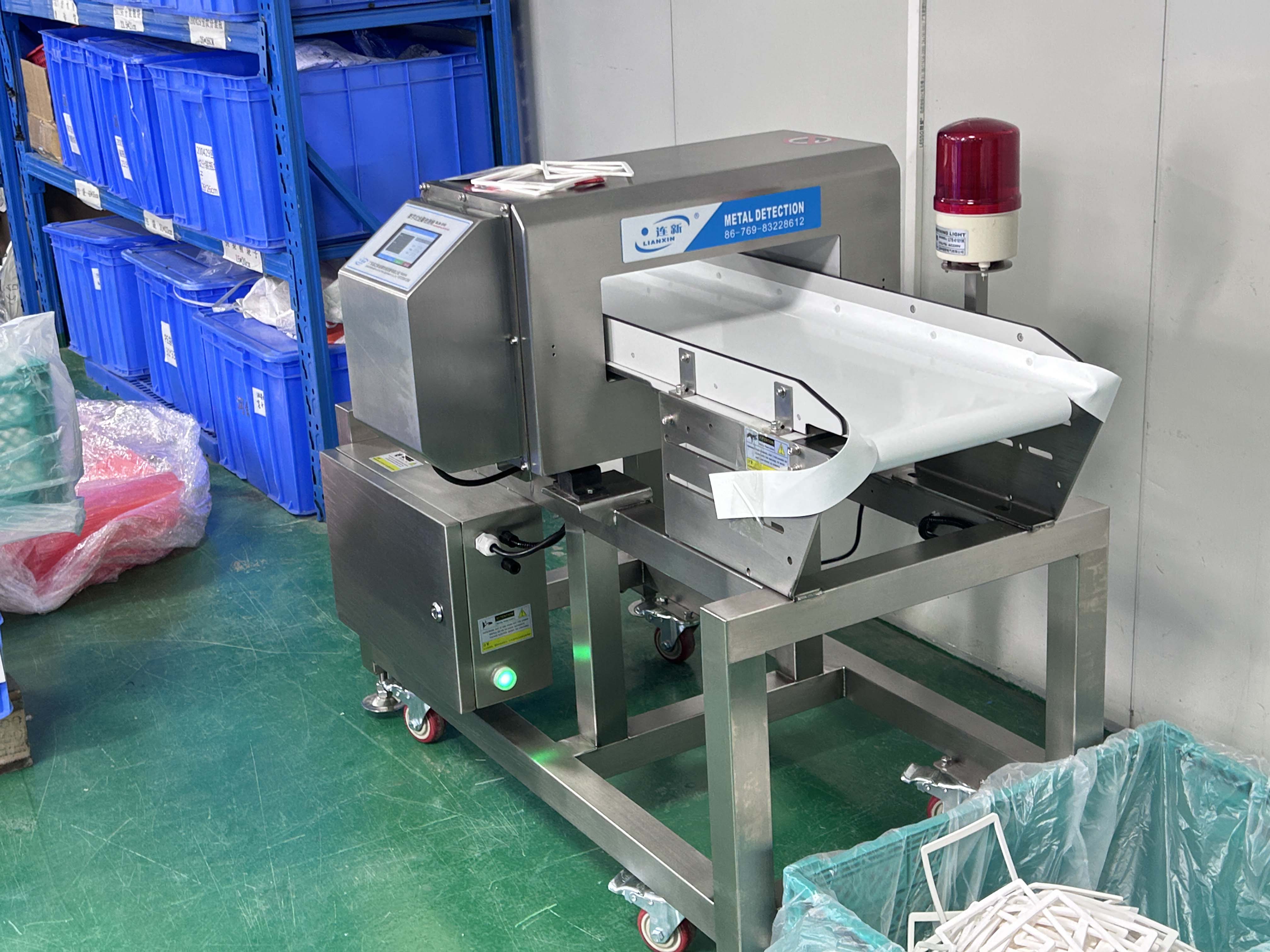 广东某塑胶制品厂使用连新牌金属检测机现场