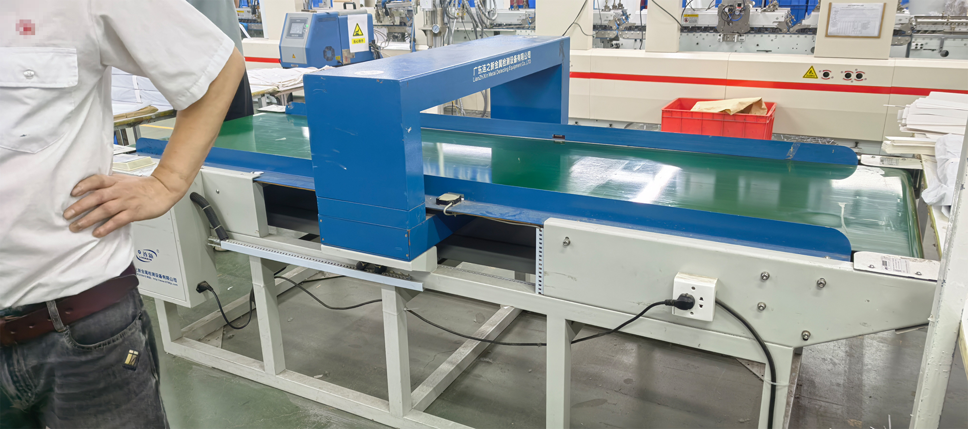 鞋纸盒宽幅检针机使用现场